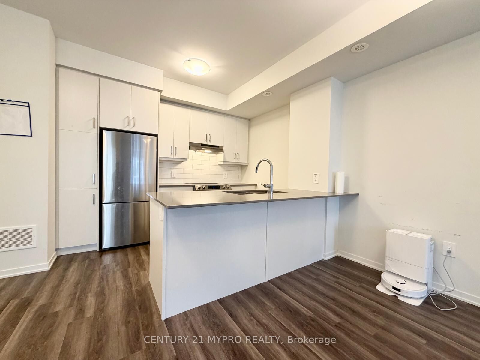 Property Photo:  31 Honeycrisp Crescent 67  ON L4K 0N6 