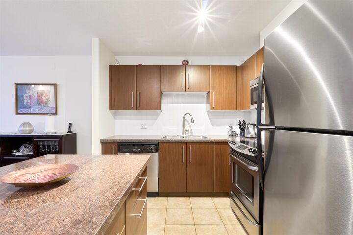 Property Photo:  2138 Madison Avenue 401  BC V5C 6T6 