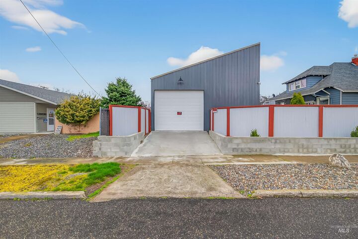 Property Photo:  716 Chestnut Street  WA 99403 