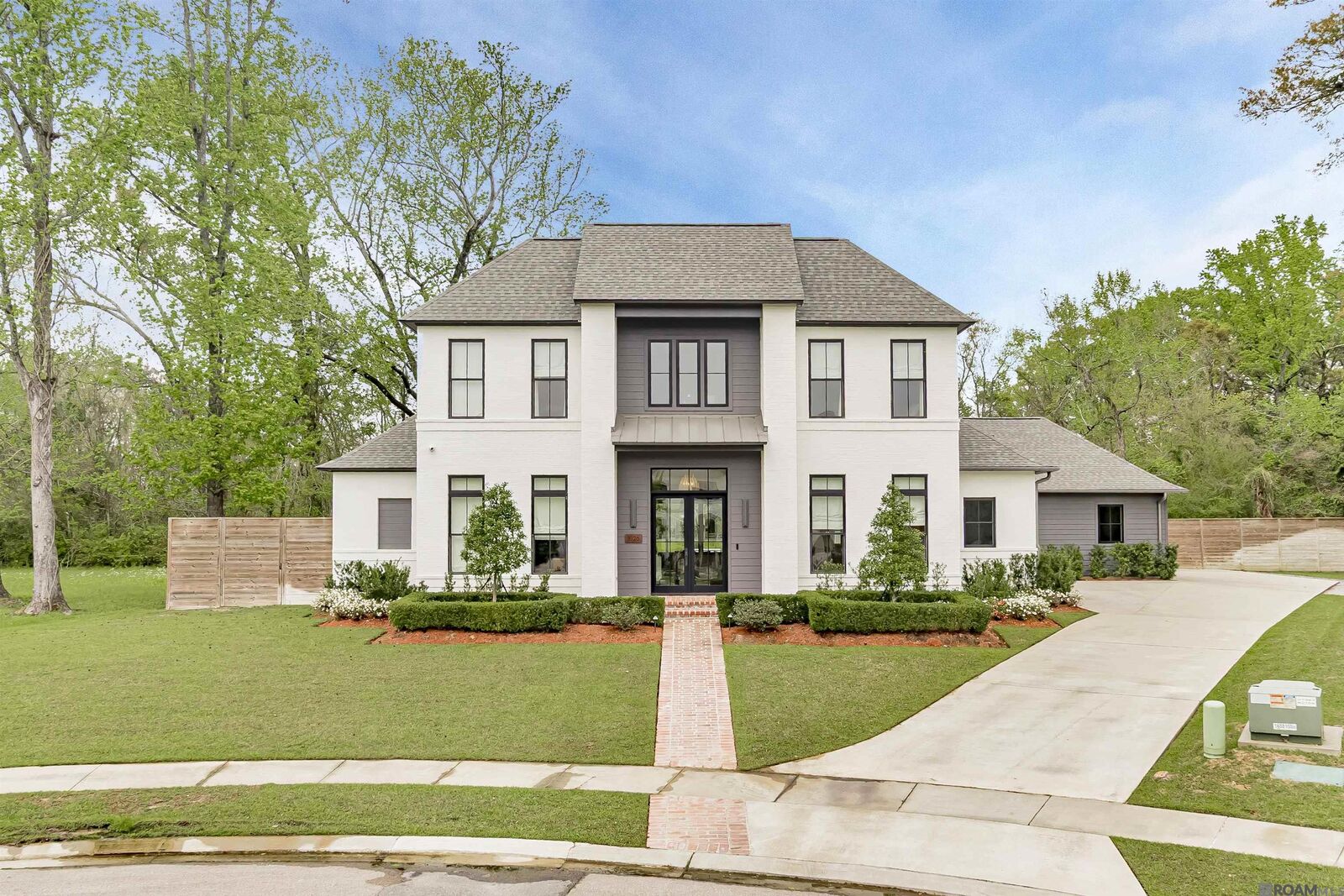 Property Photo:  8126 Oakridge Dr  LA 70810 