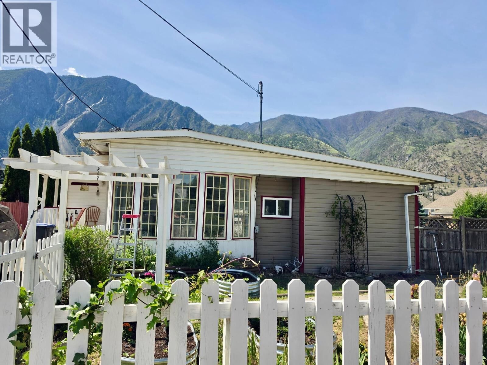 Property Photo: 411 6th Avenue BC V0X 1N3