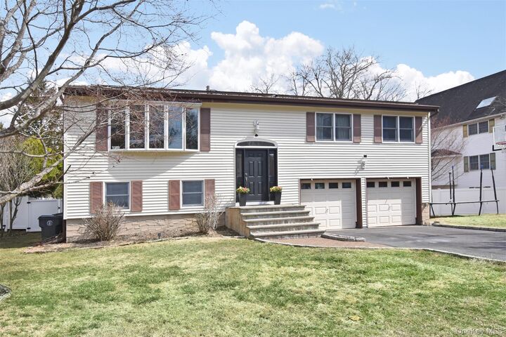 Property Photo:  4 Willow Lane  NY 10533 