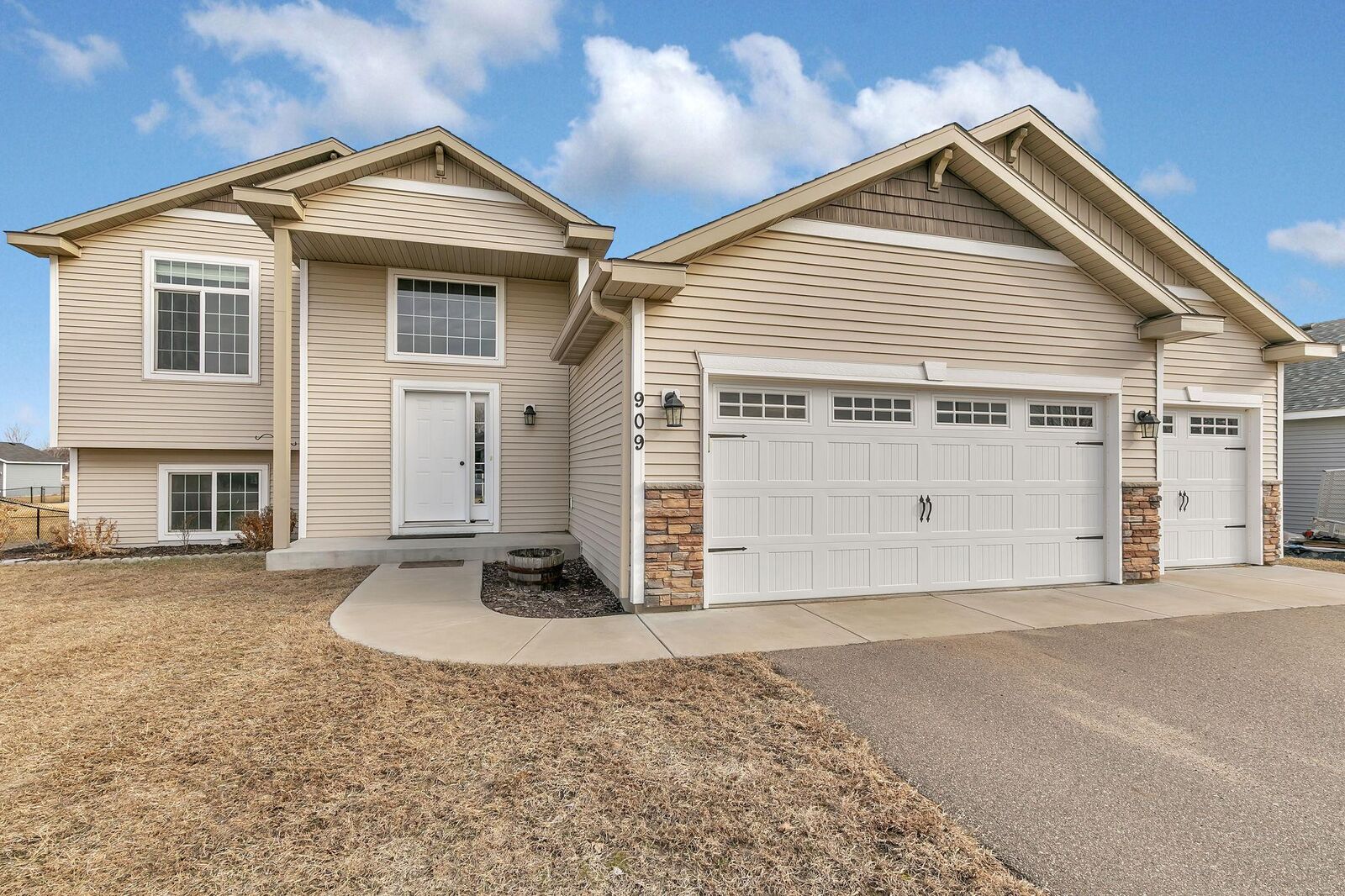 Property Photo:  909 4th Street NE  MN 56367 