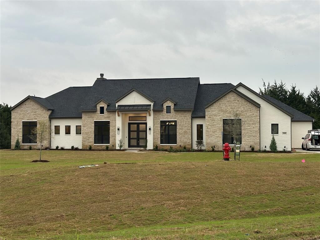 Property Photo: 3090 Glen Oaks Drive TX 75165