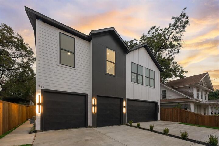 Property Photo:  219 W Yarmouth Street  TX 75208 