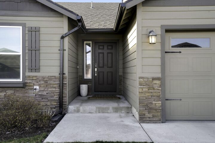 Property Photo:  2378 NW Kingwood Avenue  OR 97756 