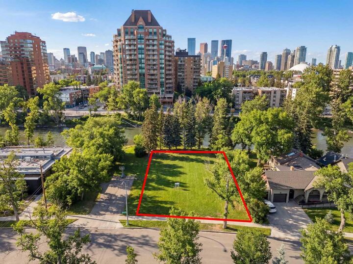 Property Photo:  220 Roxboro Road SW  AB T2S 0R3 