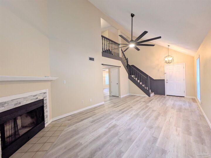 Property Photo: 7690 Old Hickory Dr FL 32507