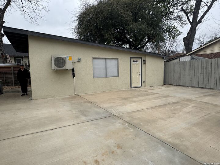 Property Photo: 631 E Mistletoe TX 78212