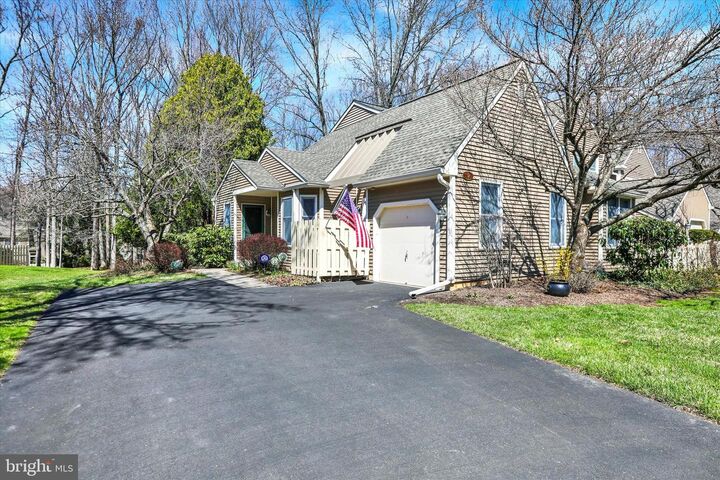 Property Photo:  1576 Applewood Circle  PA 19067 