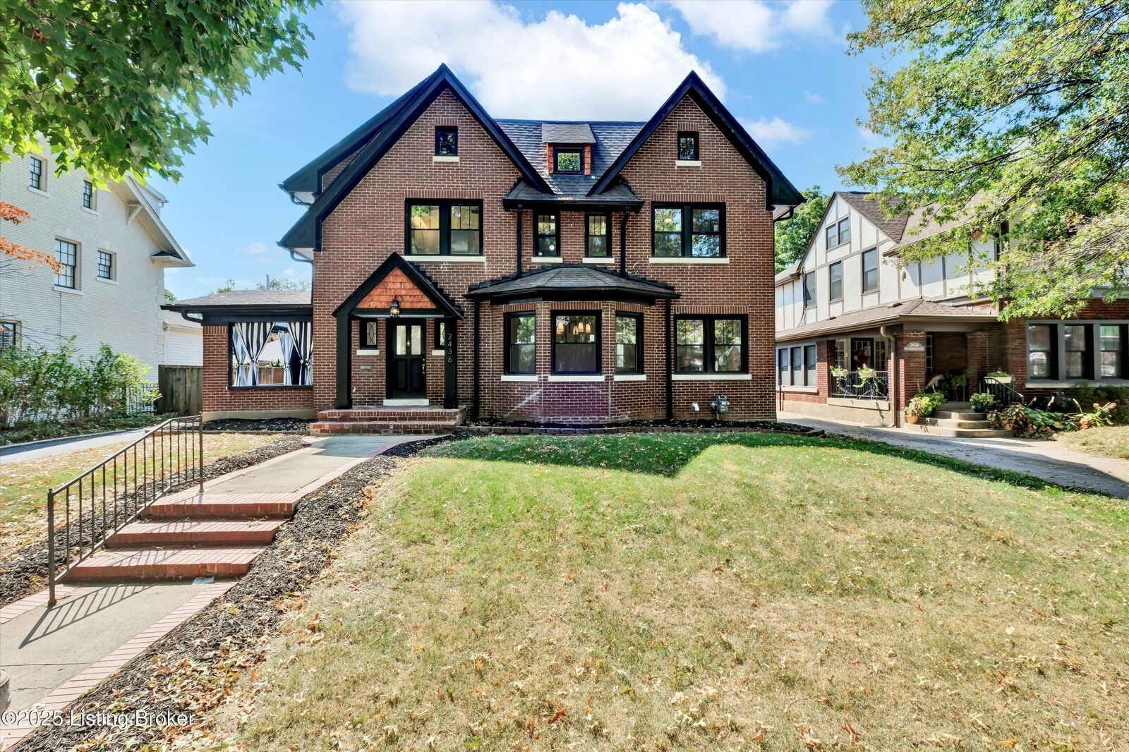 Property Photo: 2436 Broadmeade Rd KY 40205