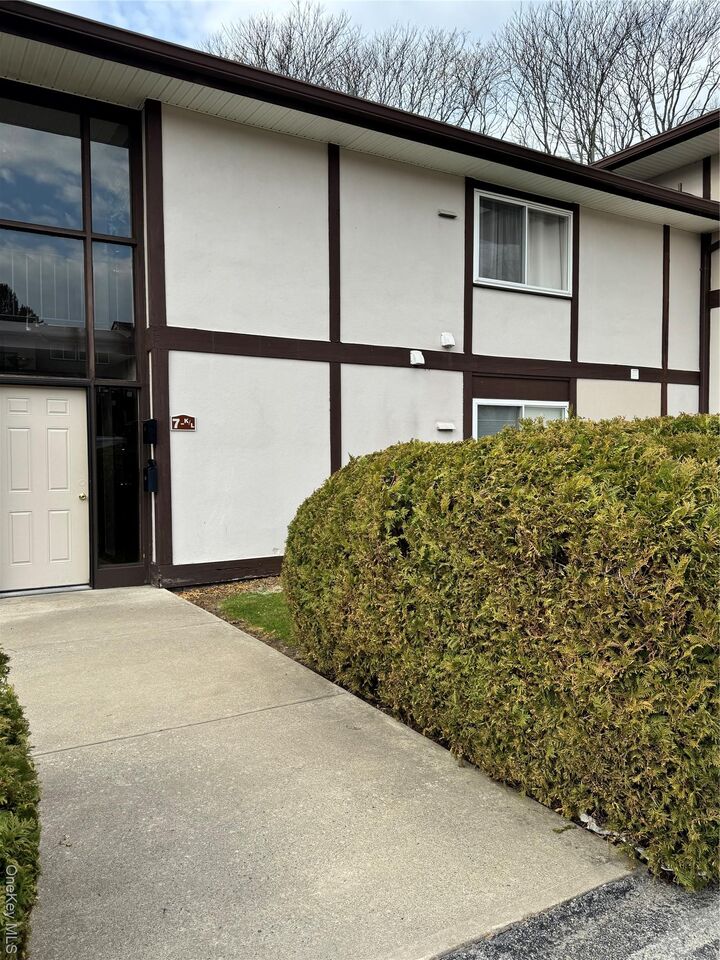 Property Photo:  7 Millholland Drive L  NY 12524 