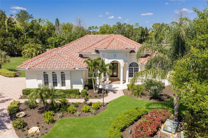 Property Photo: 7804 Rosehall Cove FL 34202