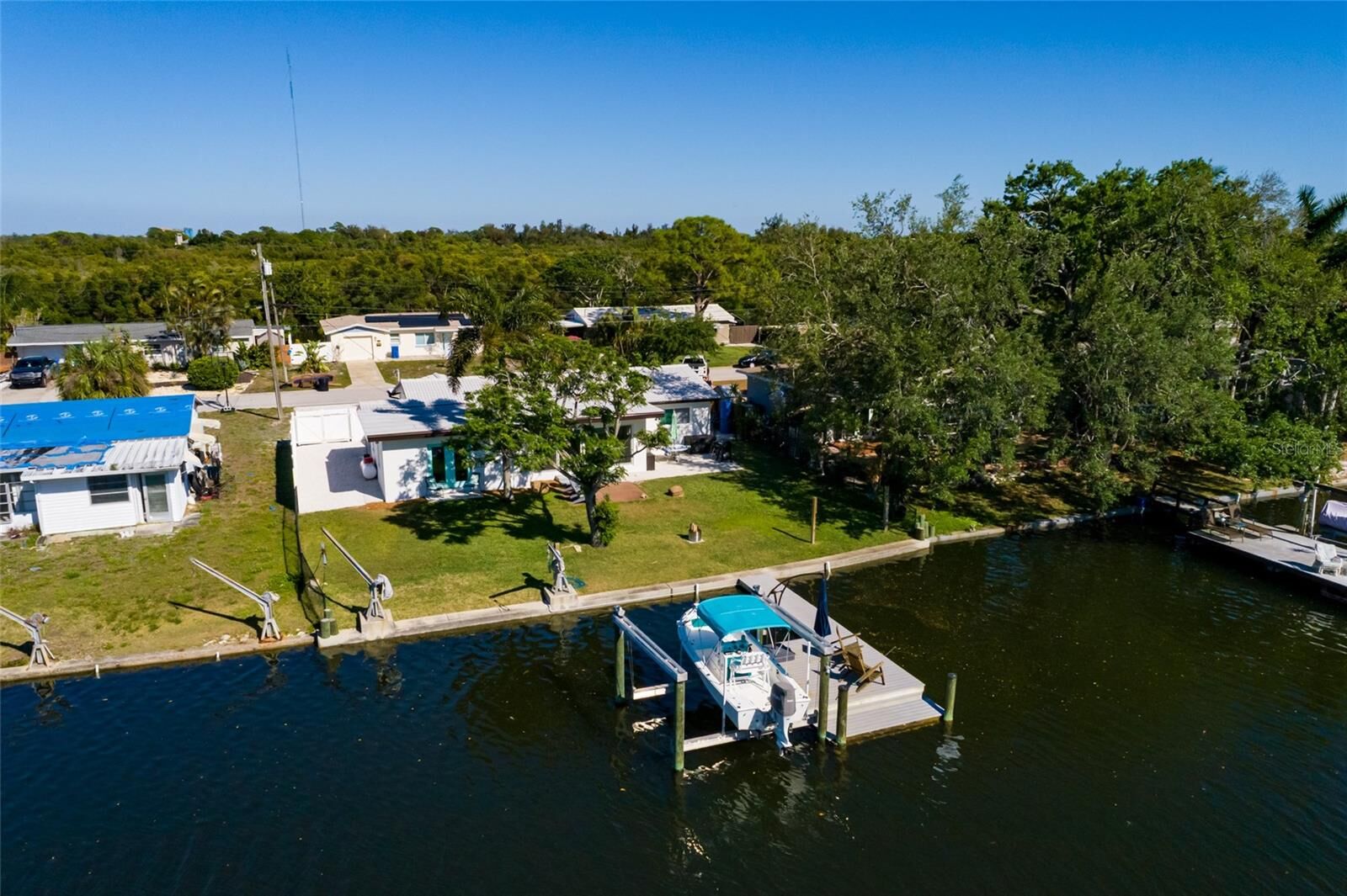 Property Photo:  9298 Sun Isle Drive NE  FL 33702 