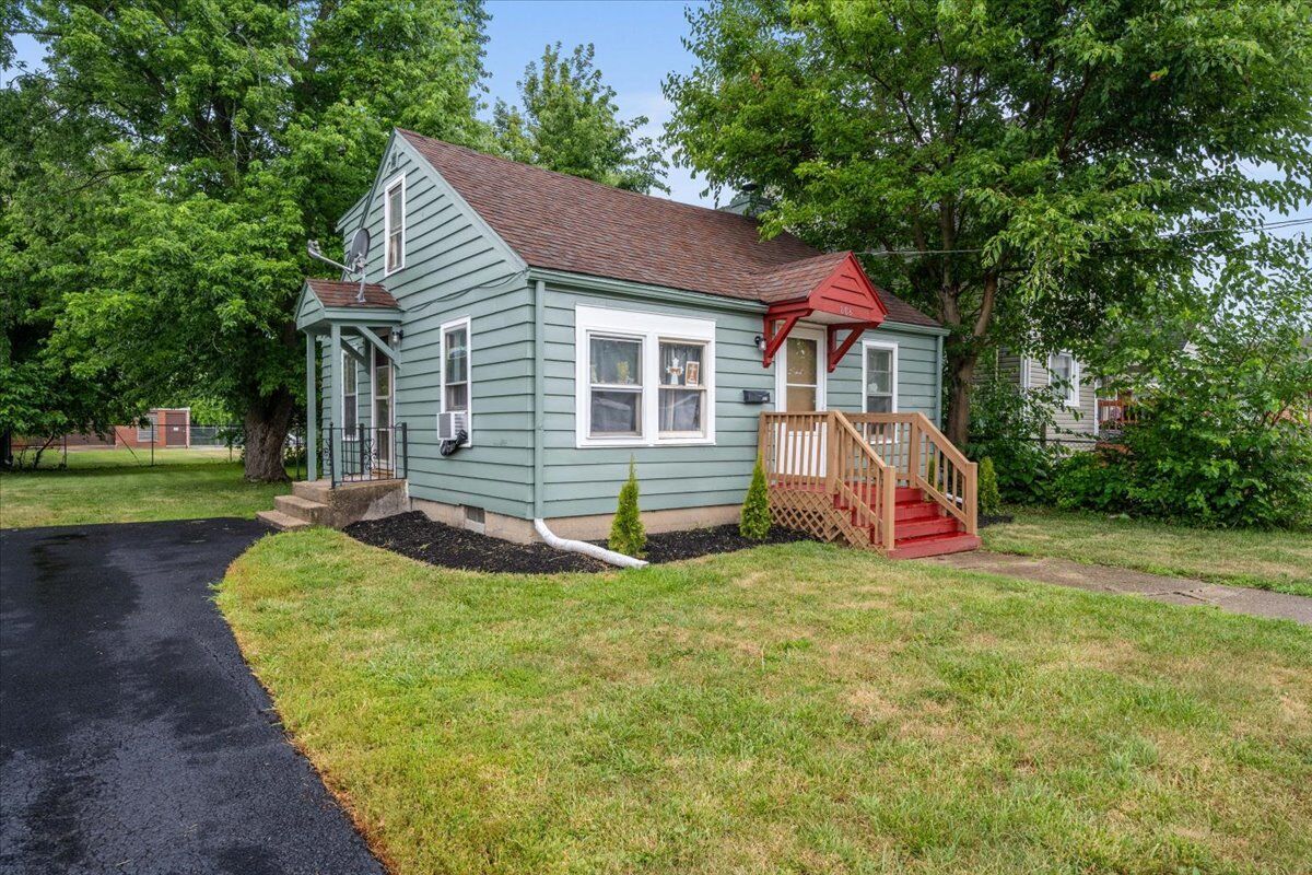 Property Photo:  808 Gillette Avenue  IL 60506 
