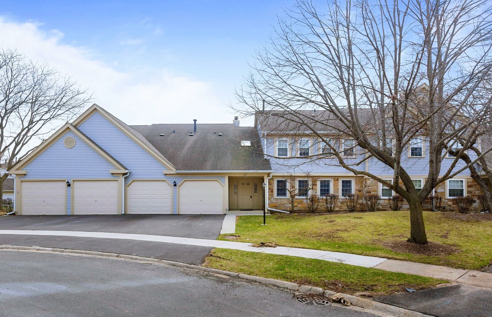 Property Photo: 197 Camden Court X1 IL 60194