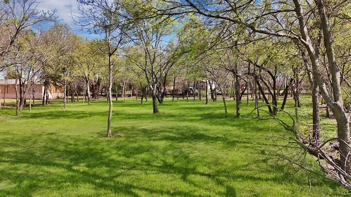 Property Photo: 1471 W Broad Street TX 76063