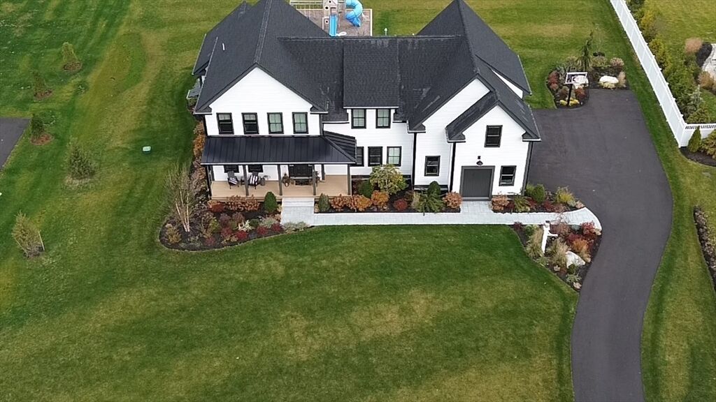 Property Photo:  4 Dairy Farm Ln  MA 01772 