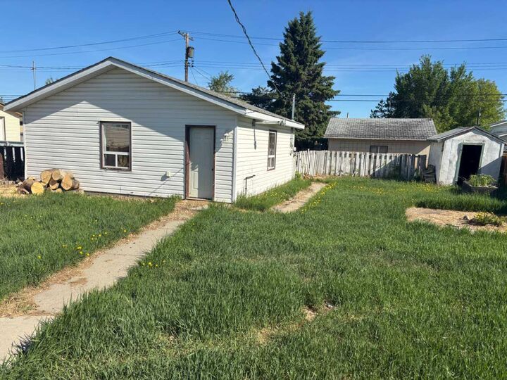 Property Photo: 9518 85 Avenue AB T8S 1G3