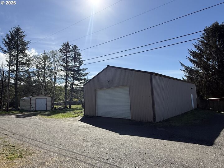 Property Photo: 17623 Brown Deer Ln OR 97415