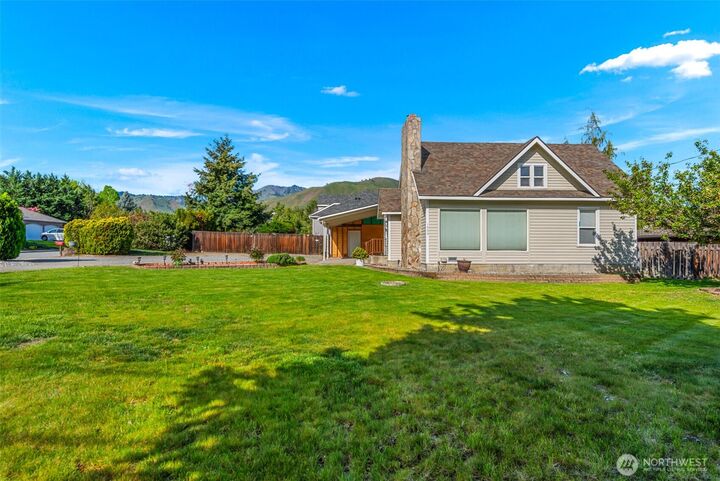 Property Photo:  1000 N Western Avenue  WA 98801 
