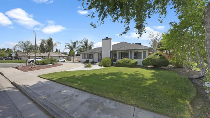 Property Photo:  2323 E Hillcrest Avenue  CA 93292 
