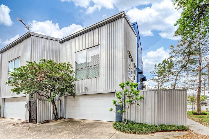 Property Photo:  2714 Chenevert Street  TX 77004 