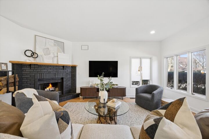 Property Photo:  102 S Quincy Street  IL 60521 