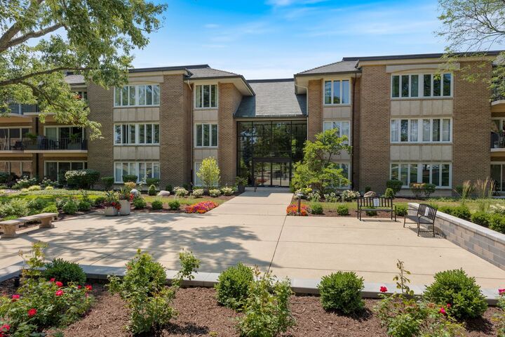 Property Photo:  2 Oak Brook Club Drive C303  IL 60523 