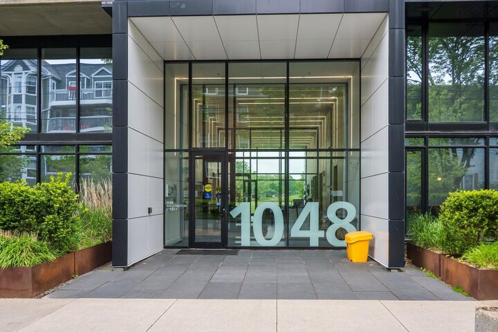 312 1048 Wellington Street — photo 1