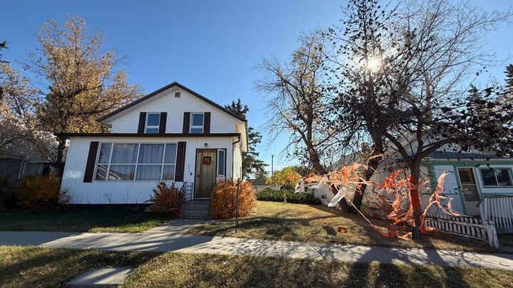 Property Photo: 215 5 Avenue W AB T0J 1P0