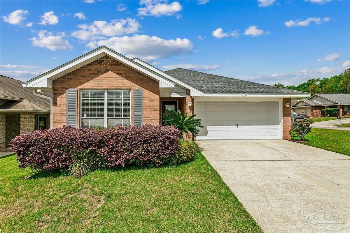 Property Photo: 800 Bunting Ct FL 32533