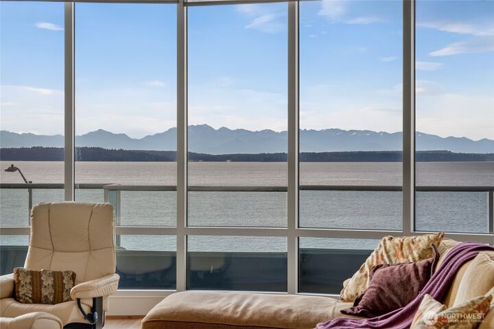 Property Photo: 1374 Alki Avenue SW 400 WA 98116