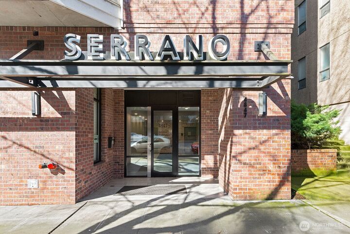 Property Photo:  4847  California Avenue SW 402  WA 98116 
