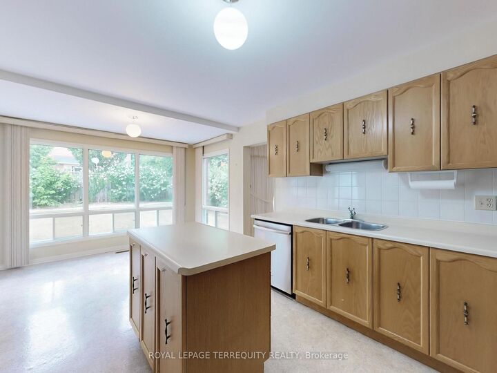 Property Photo: 4 Mowat Court ON L6Z 3E6