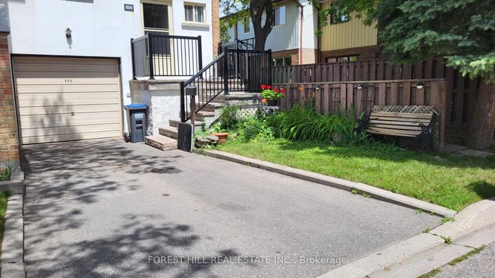 Property Photo: 104 Baronwood Court 104 ON L6V 3H7