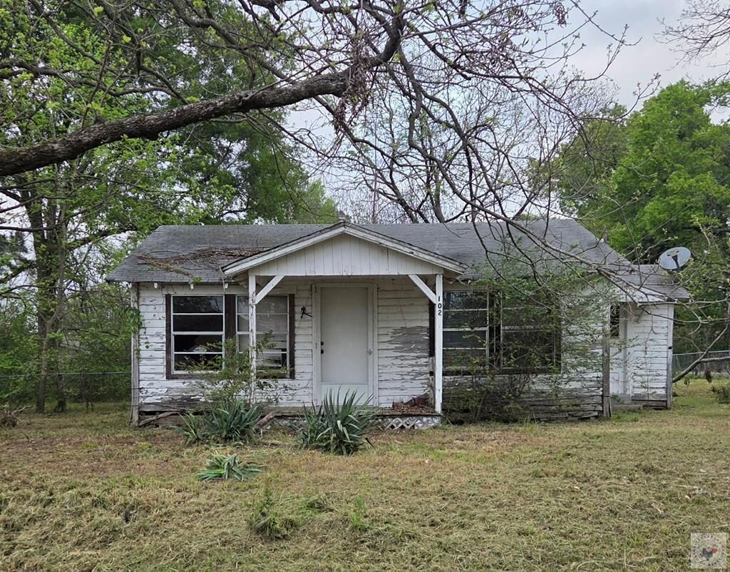 Property Photo:  102 W McGee  TX 75570 