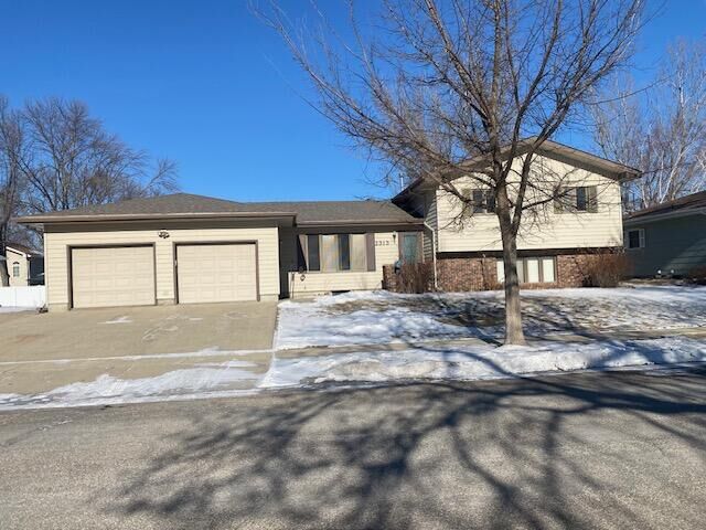 Property Photo: 2313 SE 14th Avenue SD 57401