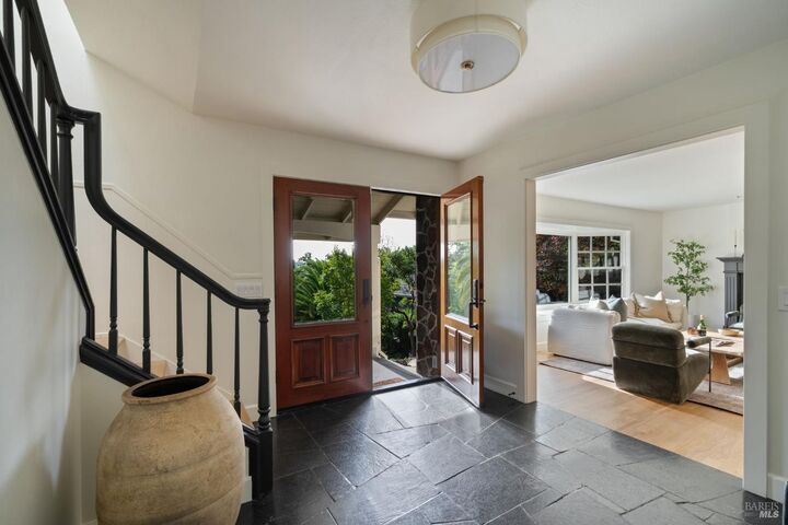 Property Photo:  21 Hillside Avenue  CA 94904 