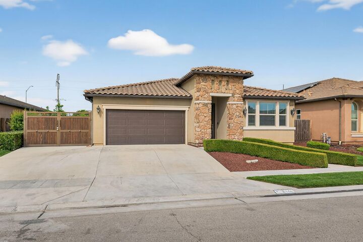 Property Photo:  2446 S Claremont Avenue  CA 93727 