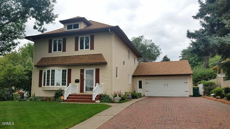 Property Photo:  916 Anderson Street  ND 58501 