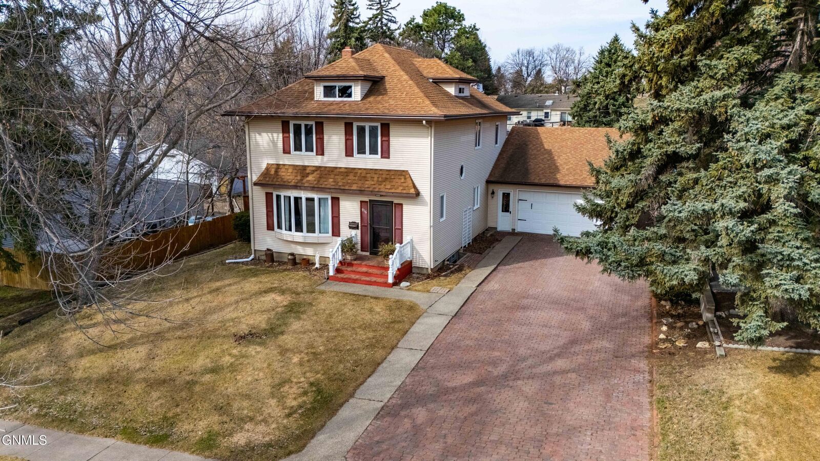 Property Photo:  916 Anderson Street  ND 58501 