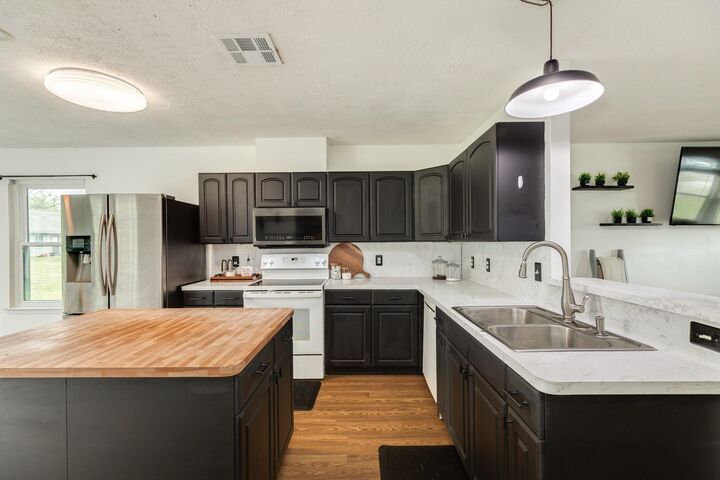 Property Photo:  318 S Amherst Drive  TX 77486 