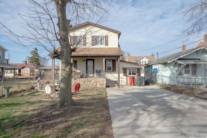 Property Photo:  22453 E 10 Mile Road  MI 48080 1341 