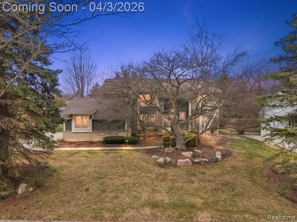 Property Photo:  1672 Devonshire Drive  MI 48098 4377 