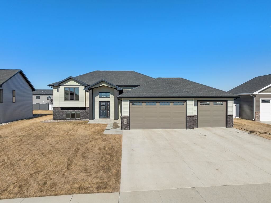 Property Photo:  19 Valley Bluffs Court SE  ND 58701 