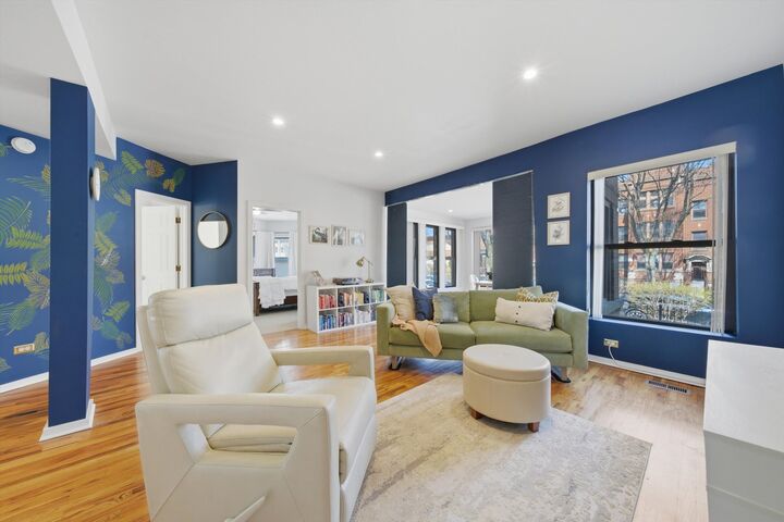 Property Photo: 2737 W Leland Avenue 1W IL 60625