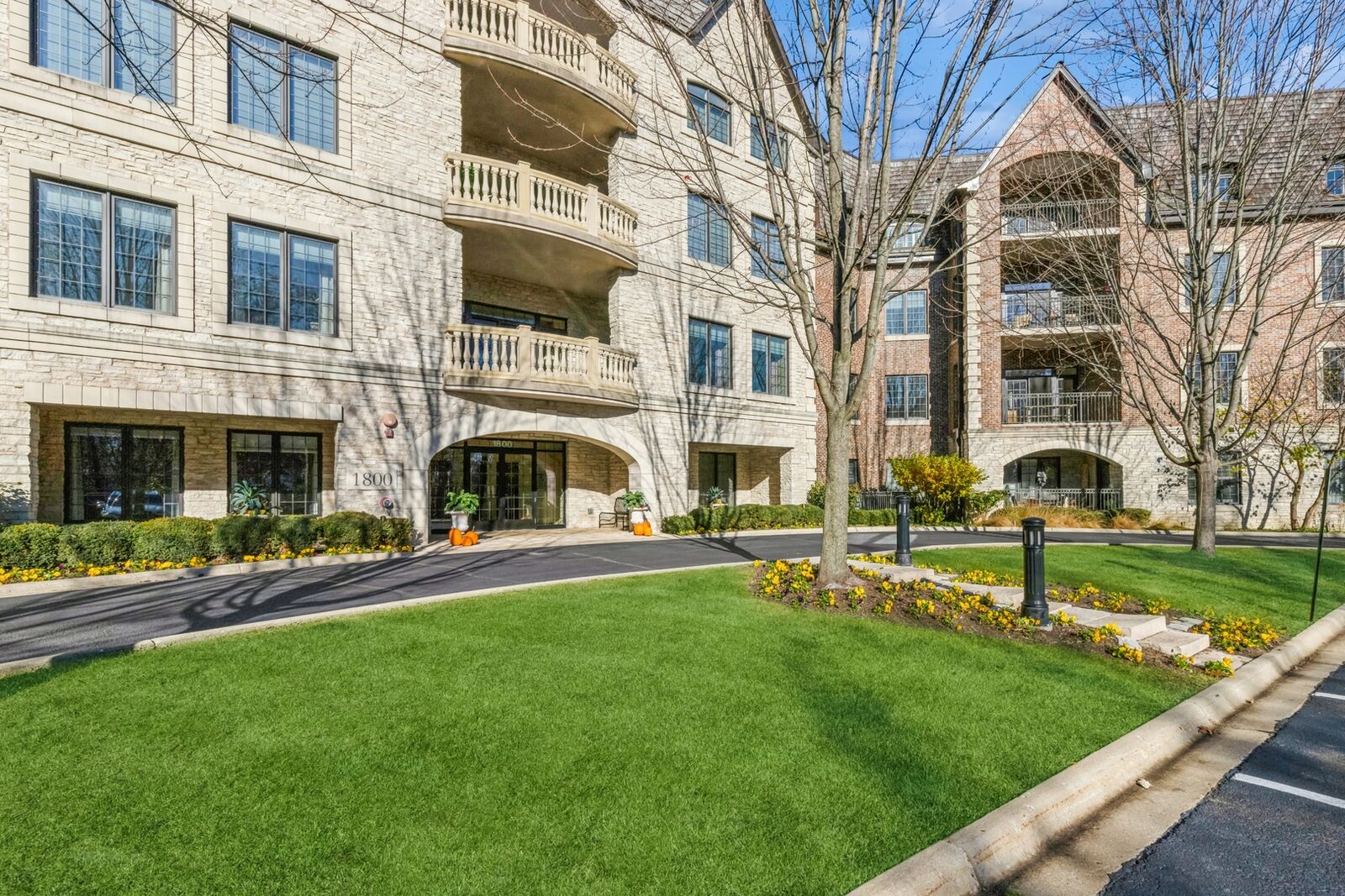 Property Photo:  1800 Amberley Court 407  IL 60045 