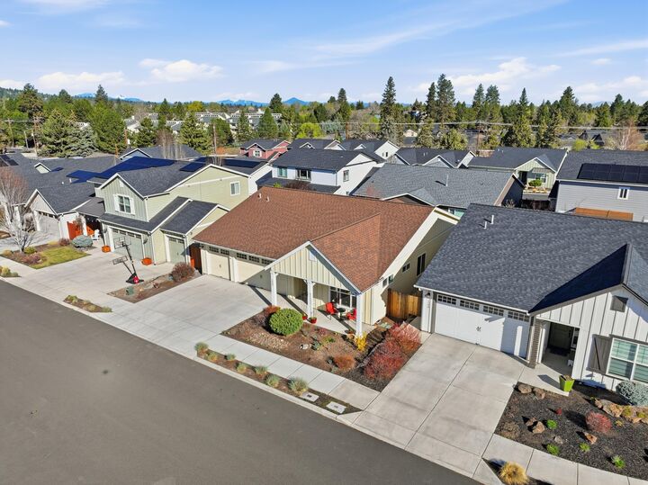 Property Photo:  1227 NE Hoover Loop  OR 97701 