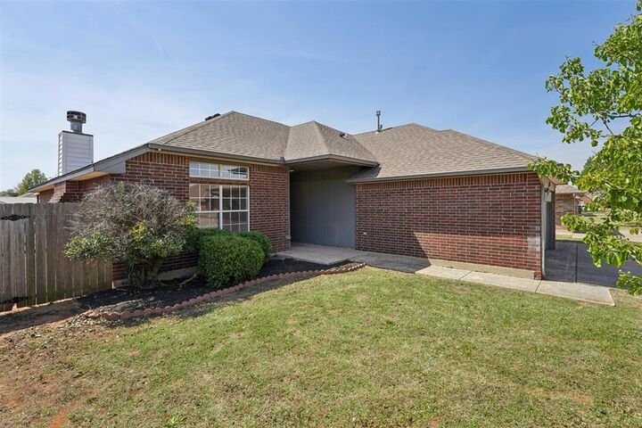 Property Photo:  636 Hunters Way  OK 73064 